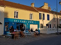 20190505 202641  -->  Petit resto d'Arromanches où ça raccroche bas sur les toits à pouvoir en lire les factures sur les tables ^^